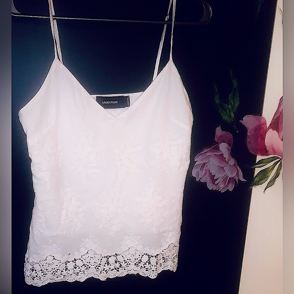 MINKPINK🩶 .Pretty white floral camisole
